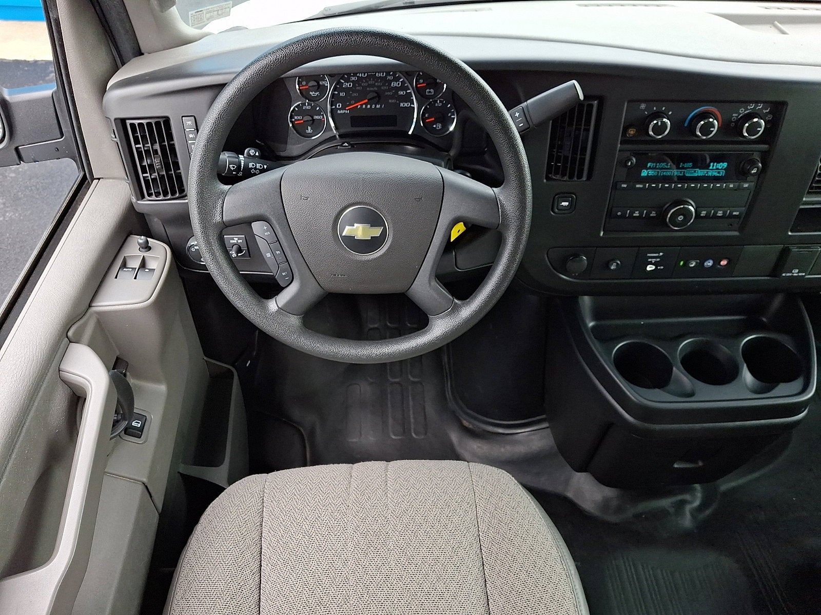 2023 Chevrolet Express Passenger 3500 1LS