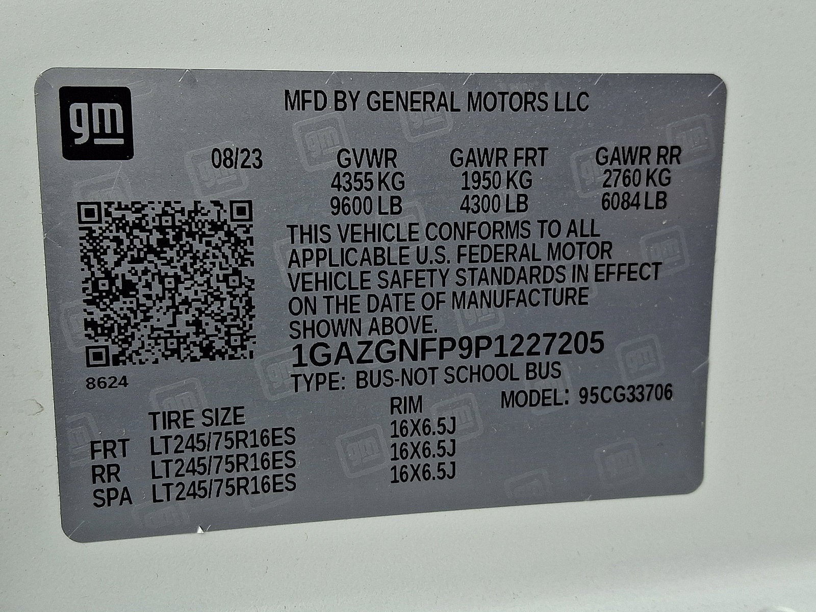 2023 Chevrolet Express Passenger 3500 1LS