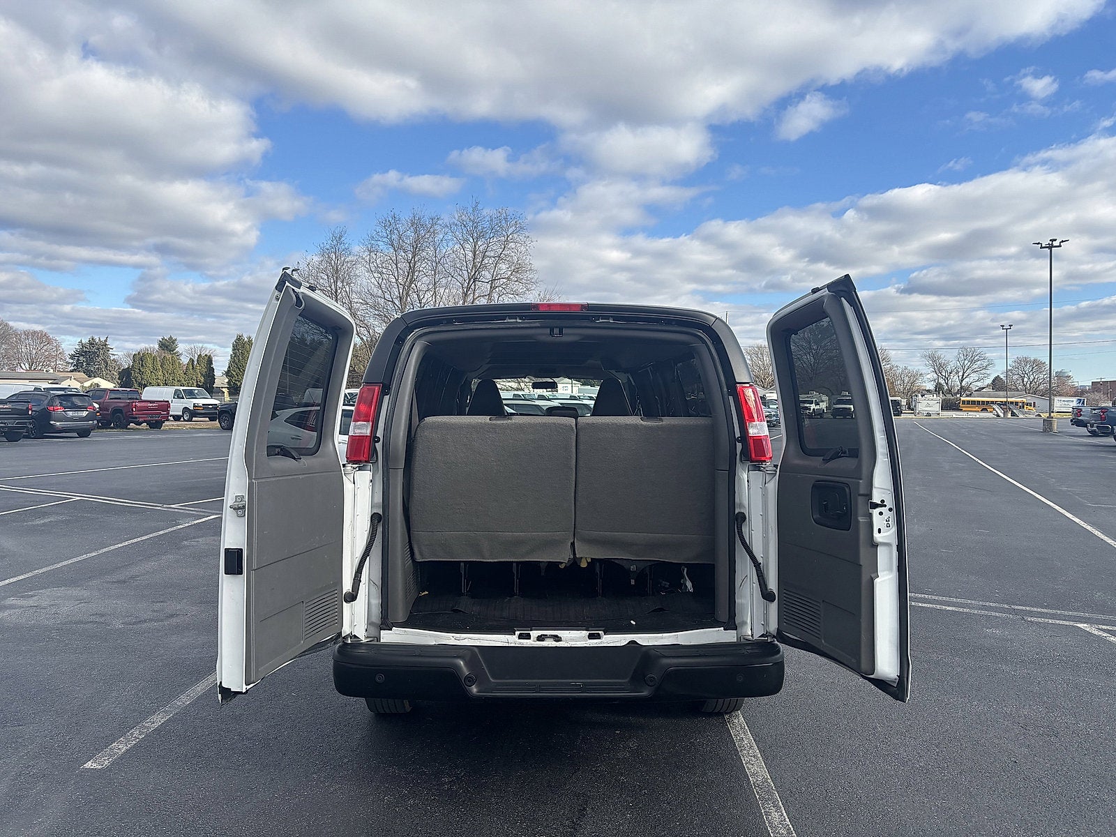 2023 Chevrolet Express Passenger 3500 1LS