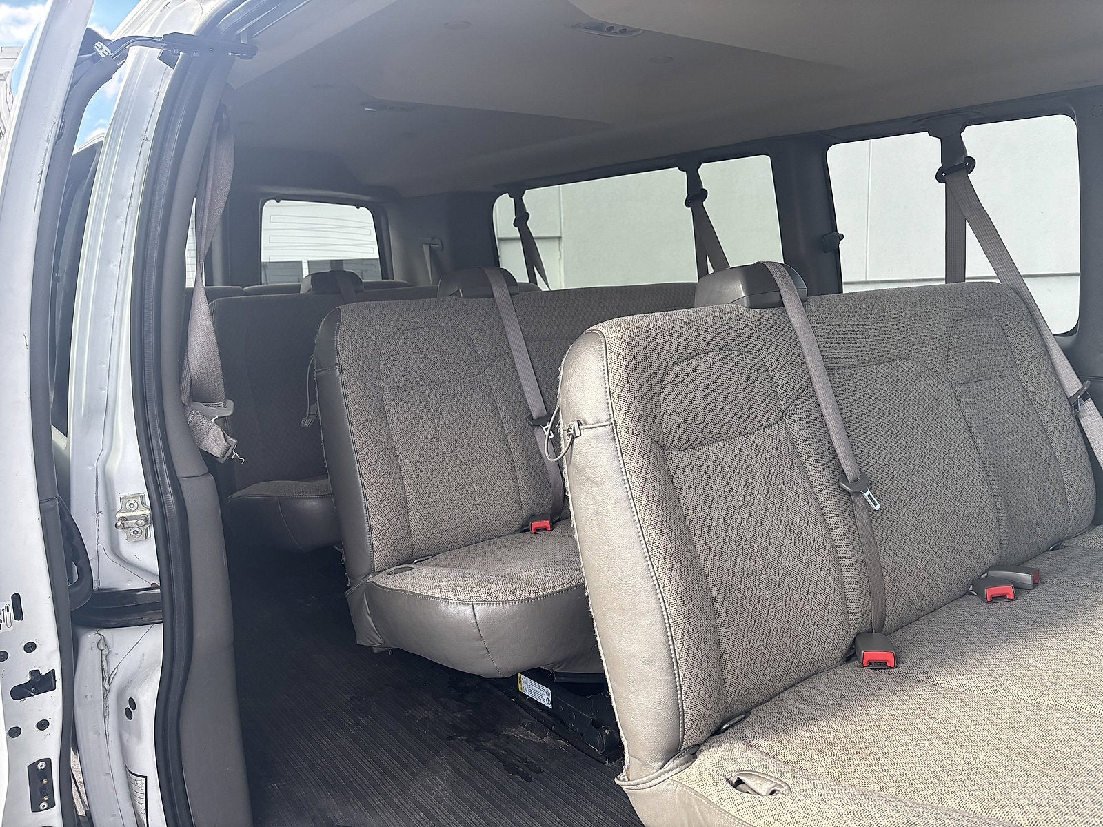 2023 Chevrolet Express Passenger 3500 1LS